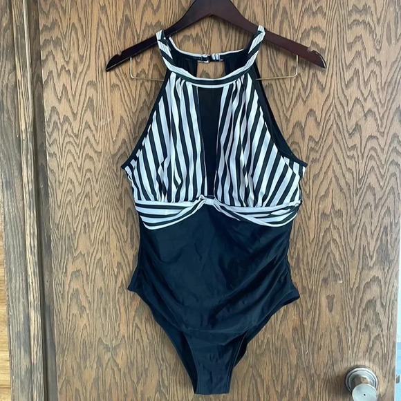 Black & White Onepiece‎ Swimsuit XL - Picture 1 of 5
